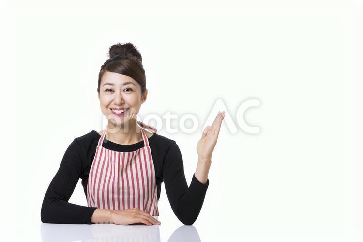 エプロン姿の女性と白背景 女性,人物,笑顔の写真素材