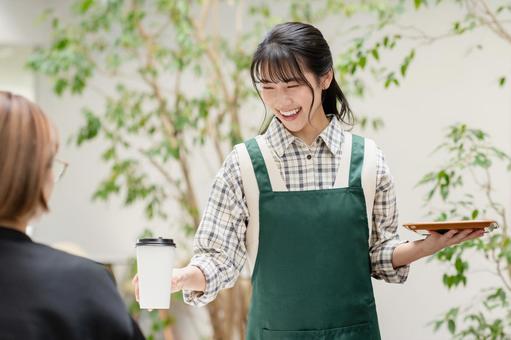 カフェで働く若い女性店員 カフェで働く若い女性店員 カフェ,若い,女性の写真素材