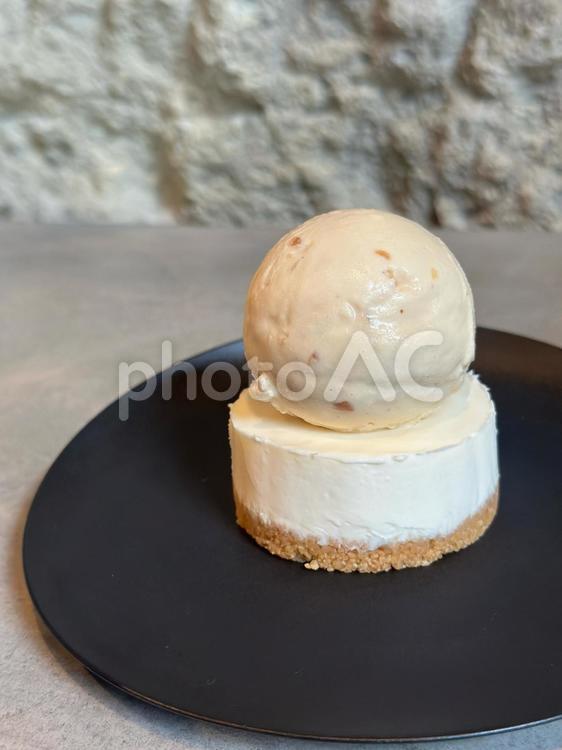 アイスをのせたレアチーズケーキ レアチーズケーキ,アイスクリーム,スイーツの写真素材