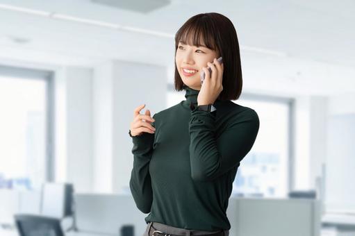 スマホで話す女性・ビジネスウーマン スマホで話す女性・ビジネスウーマン 女性,スマホ,スマートフォンの写真素材