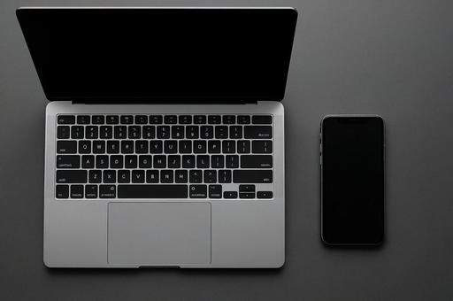 パソコンとスマホ パソコンとスマホの写真