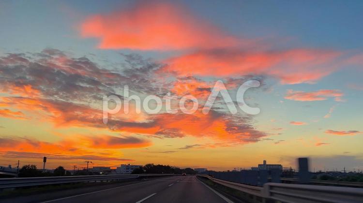 高速道路から望む夕暮れ時の赤く染まった空 夕暮れ,日の入り,空の写真素材