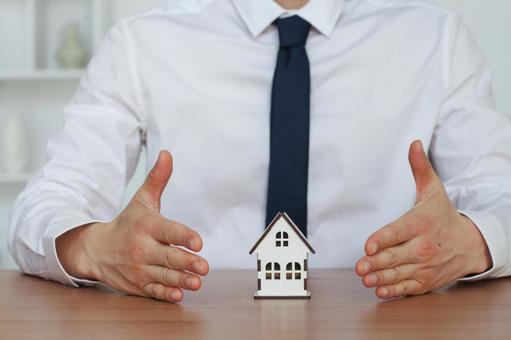模型の家を守る手元 保険業,事務職,接客業の写真素材