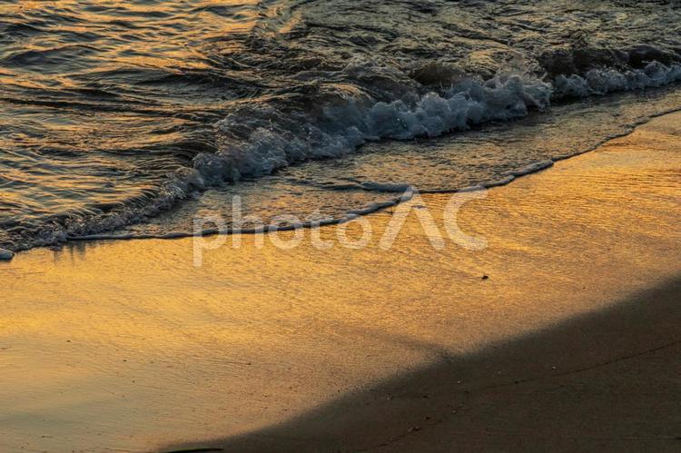 夕日夕日の 夕日,渚,波打ち際の写真素材