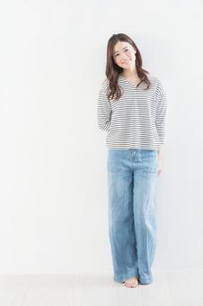 若い女性 白壁 寄りかかる 若い女性 白壁 寄りかかる 女性,寄りかかる,白壁の写真素材