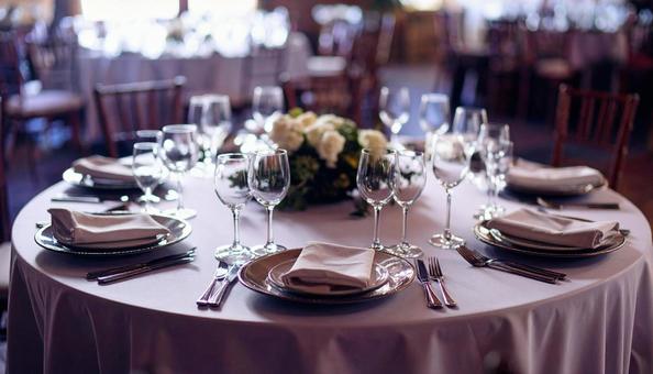 結婚式場のまだ食事が載っていないテーブル 結婚式場のまだ食事が載っていないテーブルの写真