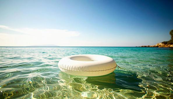 海に浮かぶ浮き輪　海水浴の写真