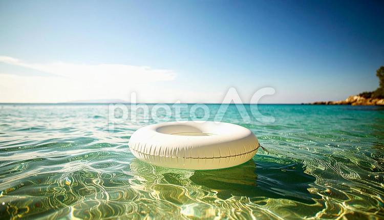 海に浮かぶ浮き輪　海水浴 海水浴,水泳,浮き輪の写真素材
