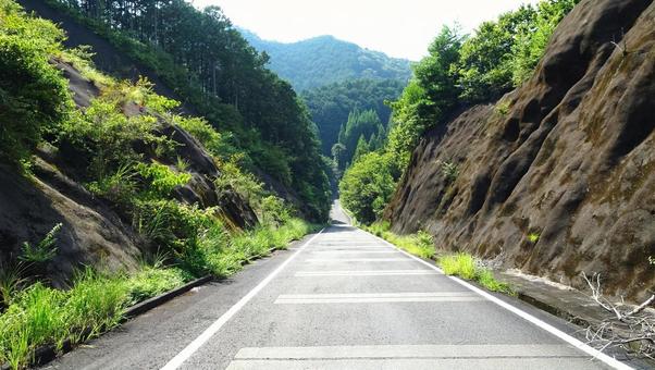 まっすぐ続く坂道 A まっすぐ続く坂道 A 道路,下り坂,まっすぐの写真素材