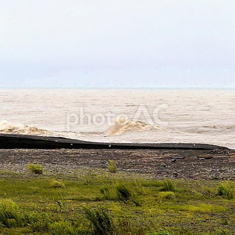 安倍川河口　大きく波立つ海岸線の海の様子 海,川,安倍川の写真素材