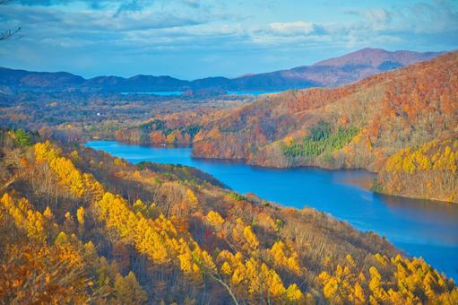 裏磐梯小野川湖・檜原湖の秋 紅葉,秋,裏磐梯の写真素材