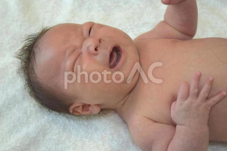 泣く生後1ヶ月の赤ちゃん 赤ちゃん,乳児,男児の写真素材