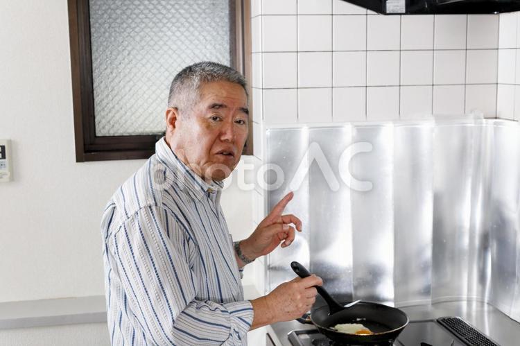 料理をするシニア男性 高齢者,男性,日本人の写真素材