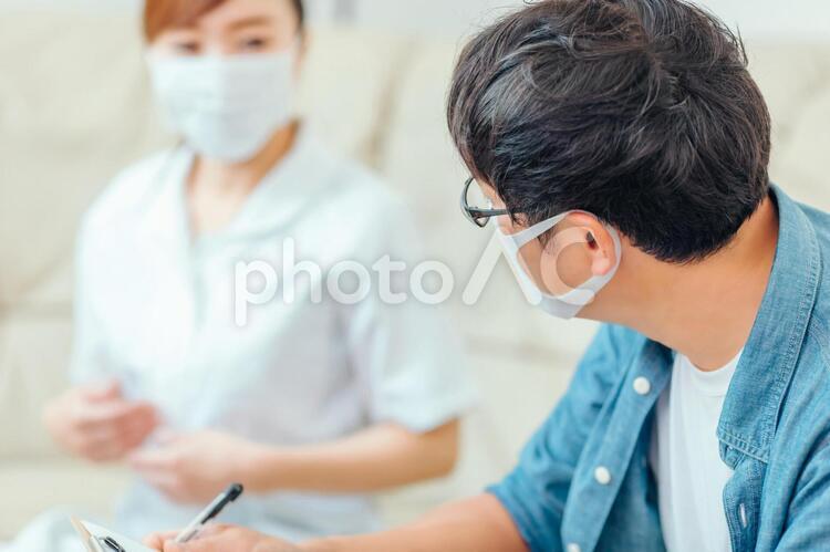問診する看護師と男性患者 看護師,カウンセリング,問診の写真素材