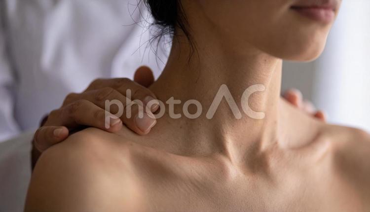 エステサロンでマッサージを受ける女性 ボディマッサージ,サロン,アンチ・エイジングの写真素材