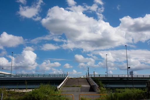 夏の荒川四ツ木橋 夏の荒川四ツ木橋の写真