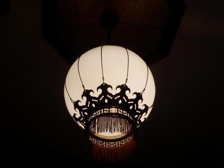 闇夜に浮かぶ中華風の提灯 闇夜に浮かぶ中華風の提灯の写真