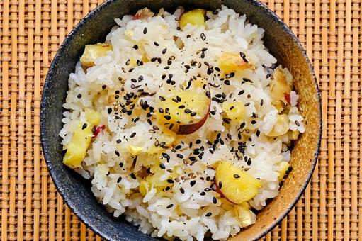 敷物の上の栗とさつま芋ごはん 栗ご飯,芋ご飯,栗の写真素材