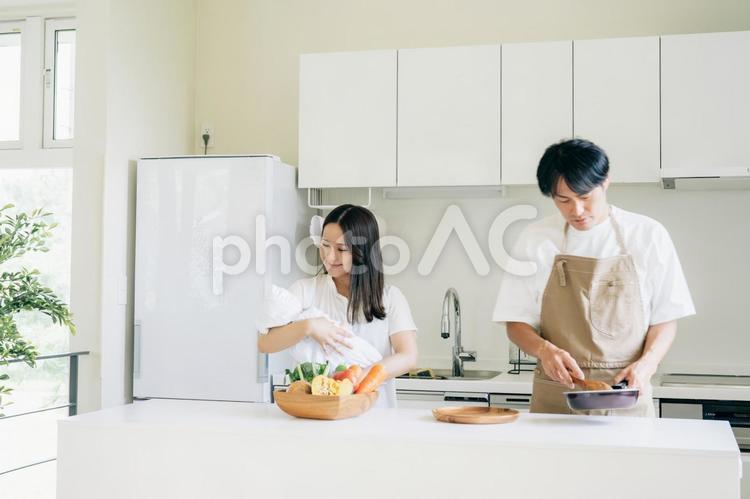 家事を手伝う男性とママ 家事,育児,子育ての写真素材
