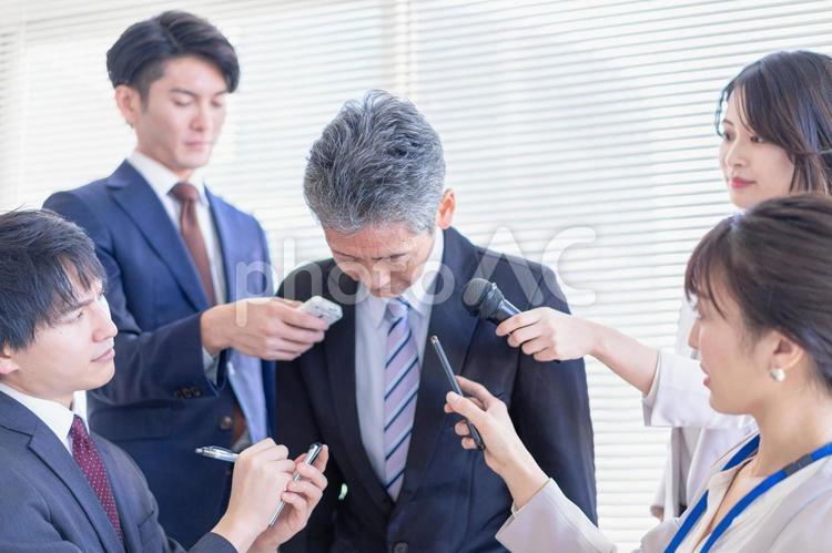 謝罪会見でメディアに囲まれるVIP 謝罪,シャッター,フラッシュの写真素材
