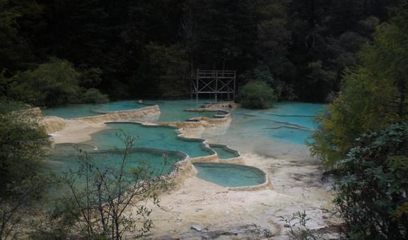 九寨溝の青く澄んだ湖と石灰棚の風景 九寨溝の青く澄んだ湖と石灰棚の風景 九寨溝,四川,湖の写真素材