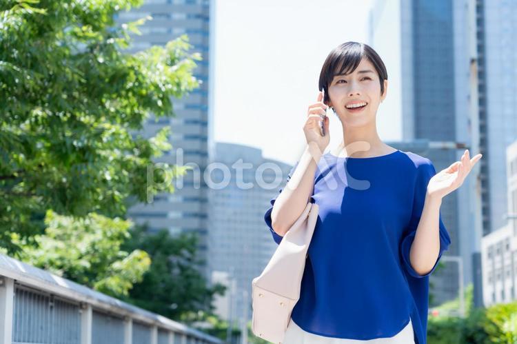 オフィス街で働く若いビジネスウーマン ビジネスウーマン,ビジネス,女性の写真素材