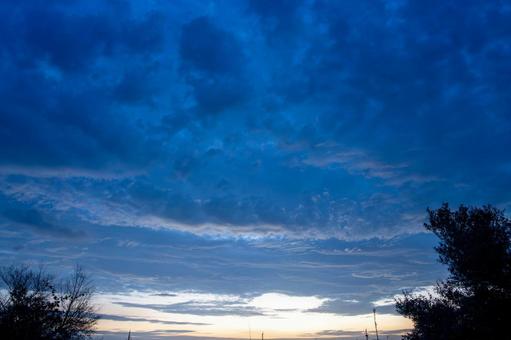 梅雨時期の夕焼け 梅雨時期の夕焼けの写真