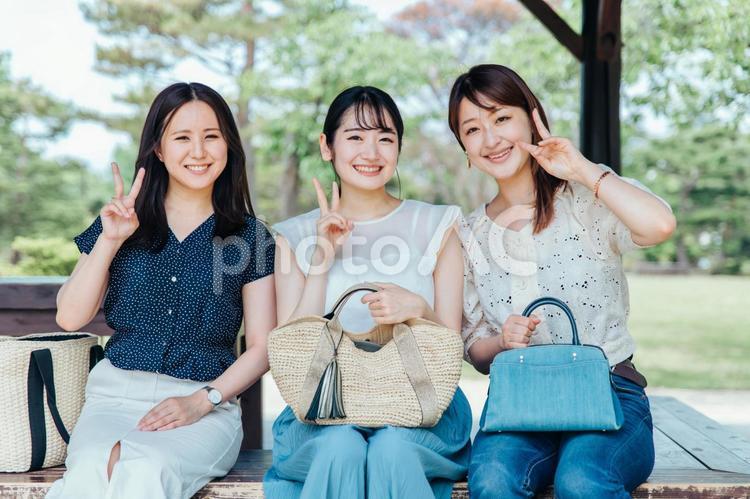 友達と旅行・遊びのイメージ（カメラ目線） 旅行,観光,女子旅の写真素材