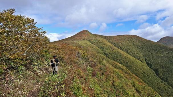 紅葉の縦走路を歩く登山者 紅葉の縦走路を歩く登山者 登山,縦走,登山者の写真素材