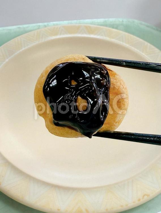 プチシュークリームを箸でつかむ ランチ,調理,お惣菜の写真素材