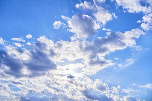 雲の隙間から陽が差しそうな爽やかイメージ 雲の隙間から陽が差しそうな爽やかイメージ 空,太陽,雲の写真素材