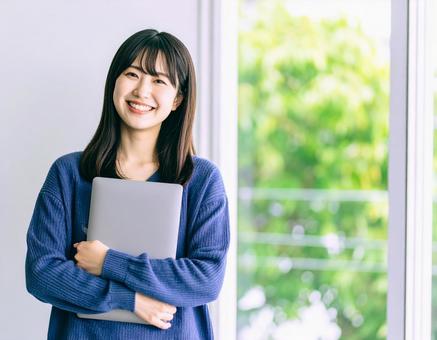 ノートパソコンを持つ女性3 ノートパソコンを持つ女性3の写真