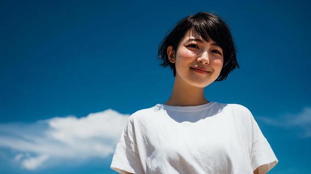 輝く笑顔と青空が印象的な夏のポートレート 輝く笑顔と青空が印象的な夏のポートレートの写真