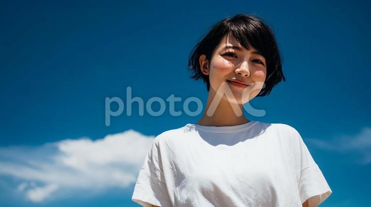 輝く笑顔と青空が印象的な夏のポートレート 女性,日本人,アジア人の写真素材