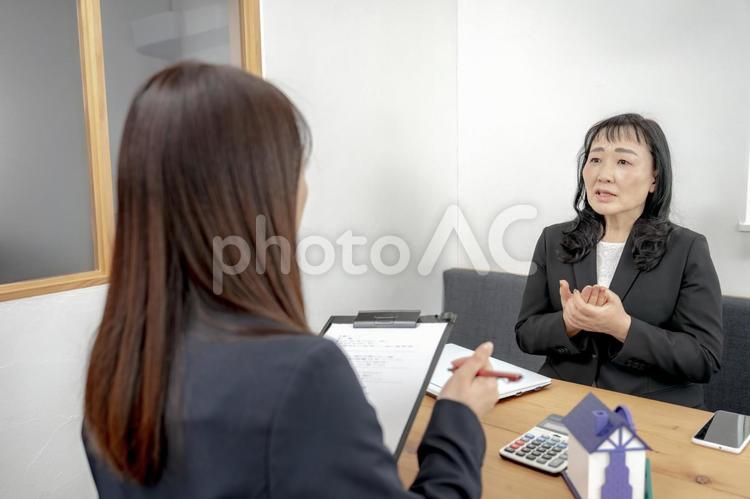 商談中のビジネスウーマン 説明,住宅,商談の写真素材