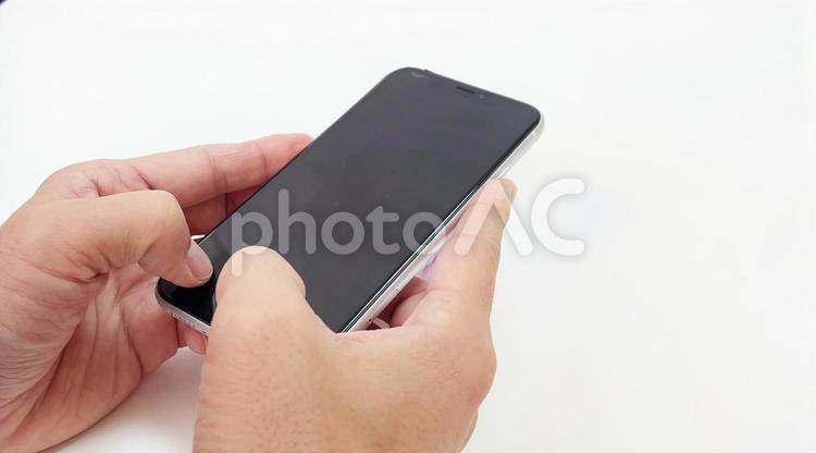 スマホを操作するビジネスマンの手 スマホ,ビジネス,iphoneの写真素材