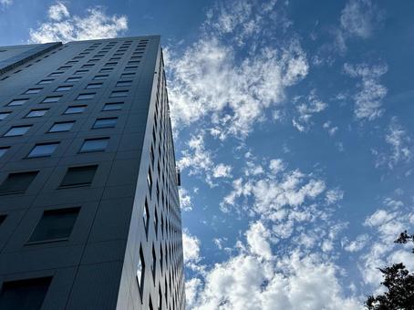 ビル清掃中の窓拭きゴンドラと空 ビル清掃中の窓拭きゴンドラと空 ビル,空,ビル清掃の写真素材
