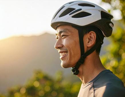 自転車用ヘルメットをかぶる男性 自転車用ヘルメットをかぶる男性の写真