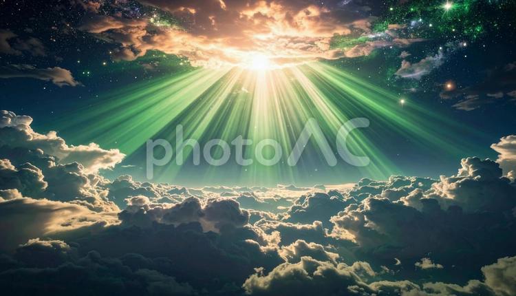 宇宙と雲を照らす緑の光 天空,幻想的,神秘の写真素材