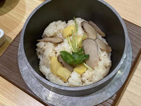 舞茸と栗の秋の釜めし 舞茸と栗の秋の釜めし 舞茸,ごはん,炭水化物の写真素材
