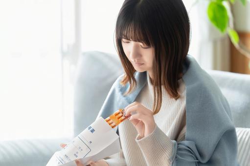 薬を飲む体調不良の女性 女性,薬,風邪の写真素材