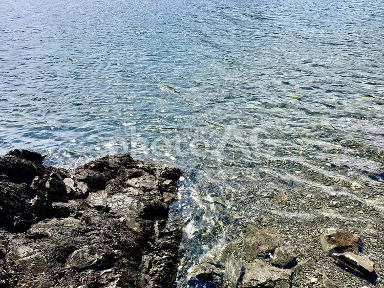 透きとおる本栖湖の水面 本栖湖,湖,水面の写真素材