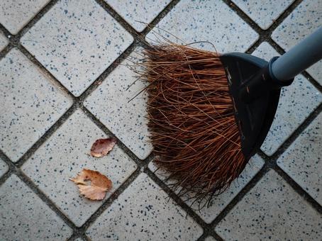 ほうきと落ち葉 ほうき,落ち葉,掃除の写真素材