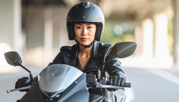 オートバイを運転する女性 オートバイを運転する女性の写真