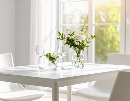 白いテーブルと花のインテリアの写真