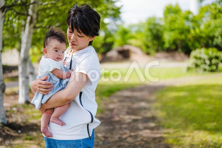 親子と自然(その３) 赤ちゃん,青空,芝生の写真素材