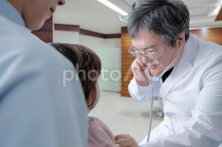 心音を聞く男性 小児科医,医師,ドクターの写真素材