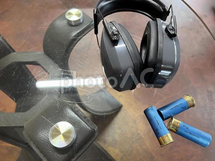 イヤーマフと散弾実包 射撃,クレー,スキートの写真素材