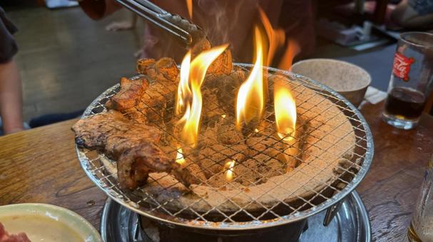 焼肉屋で七輪炭焼き ホルモンと豚バラに炎 焼肉屋で七輪炭焼き ホルモンと豚バラに炎 焼肉,カルビ,七輪の写真素材