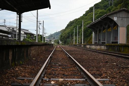 伊予長浜駅線路 伊予長浜駅線路 線路,列車,乗車の写真素材